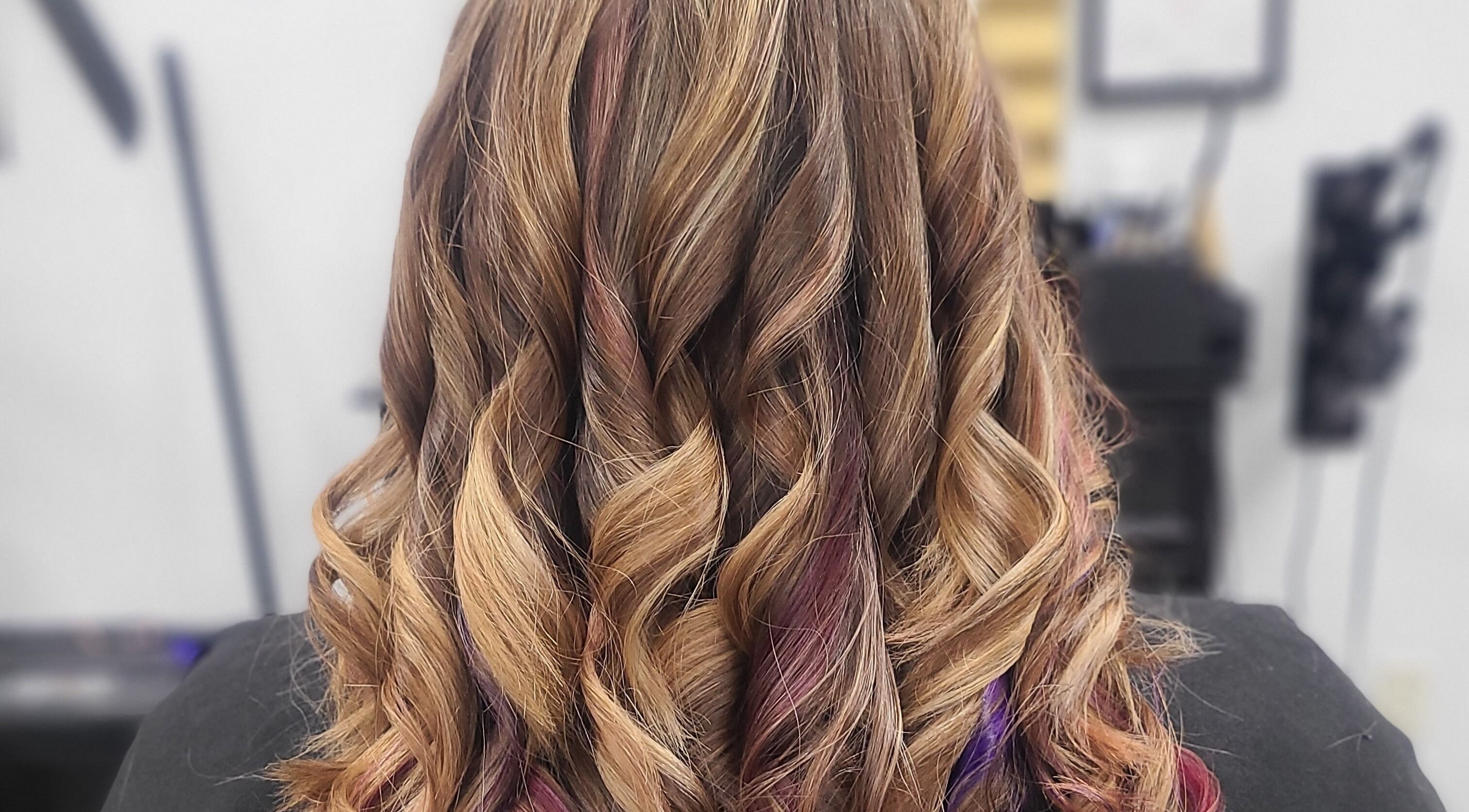 Stylish curled hairstyle by Emily Upton NWA Hairstylist in Bentonville, Arkansas, US.