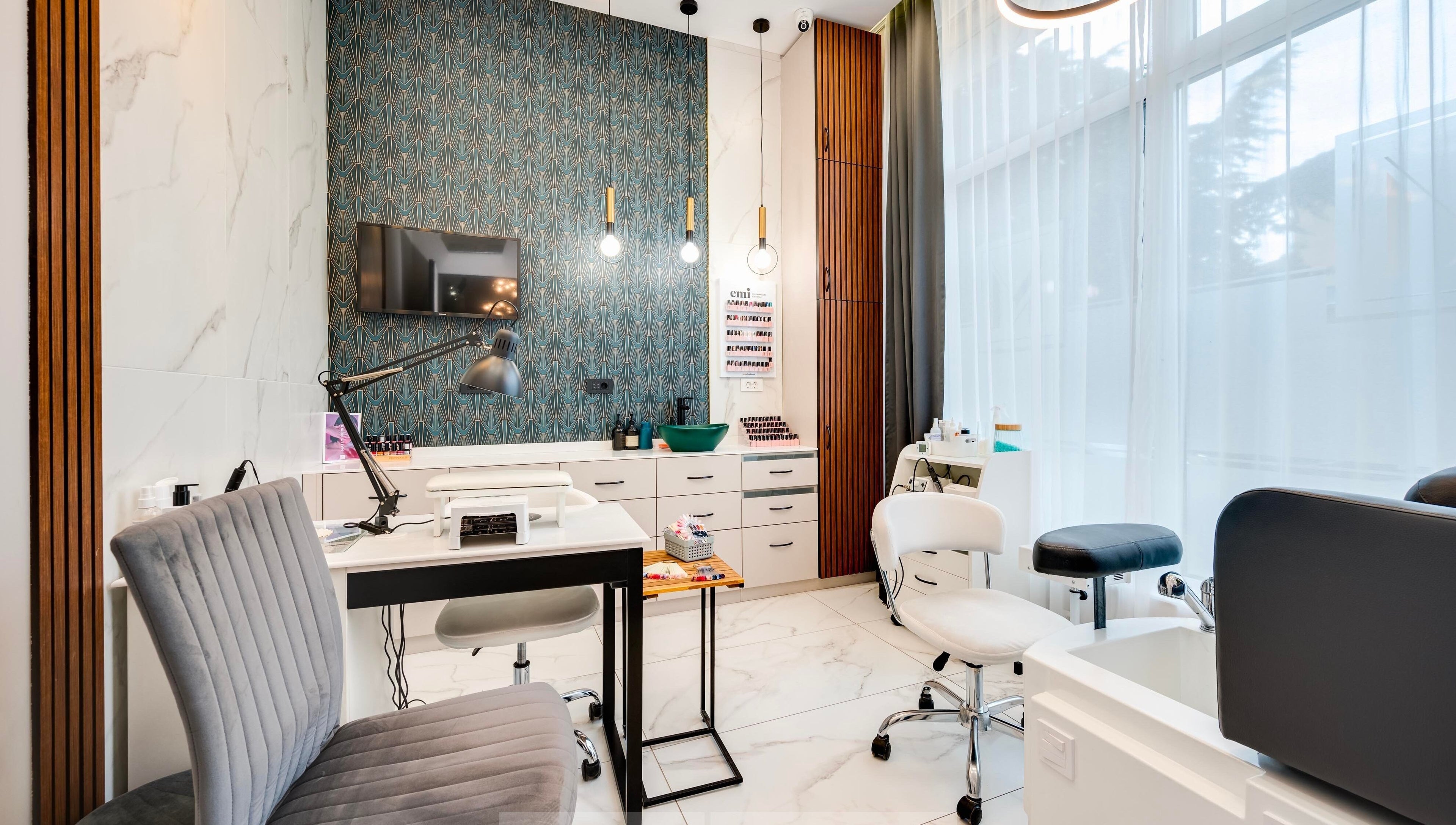 Светъл и модерен интериор на Mood Nail Lounge във Варна, Varna, BG.