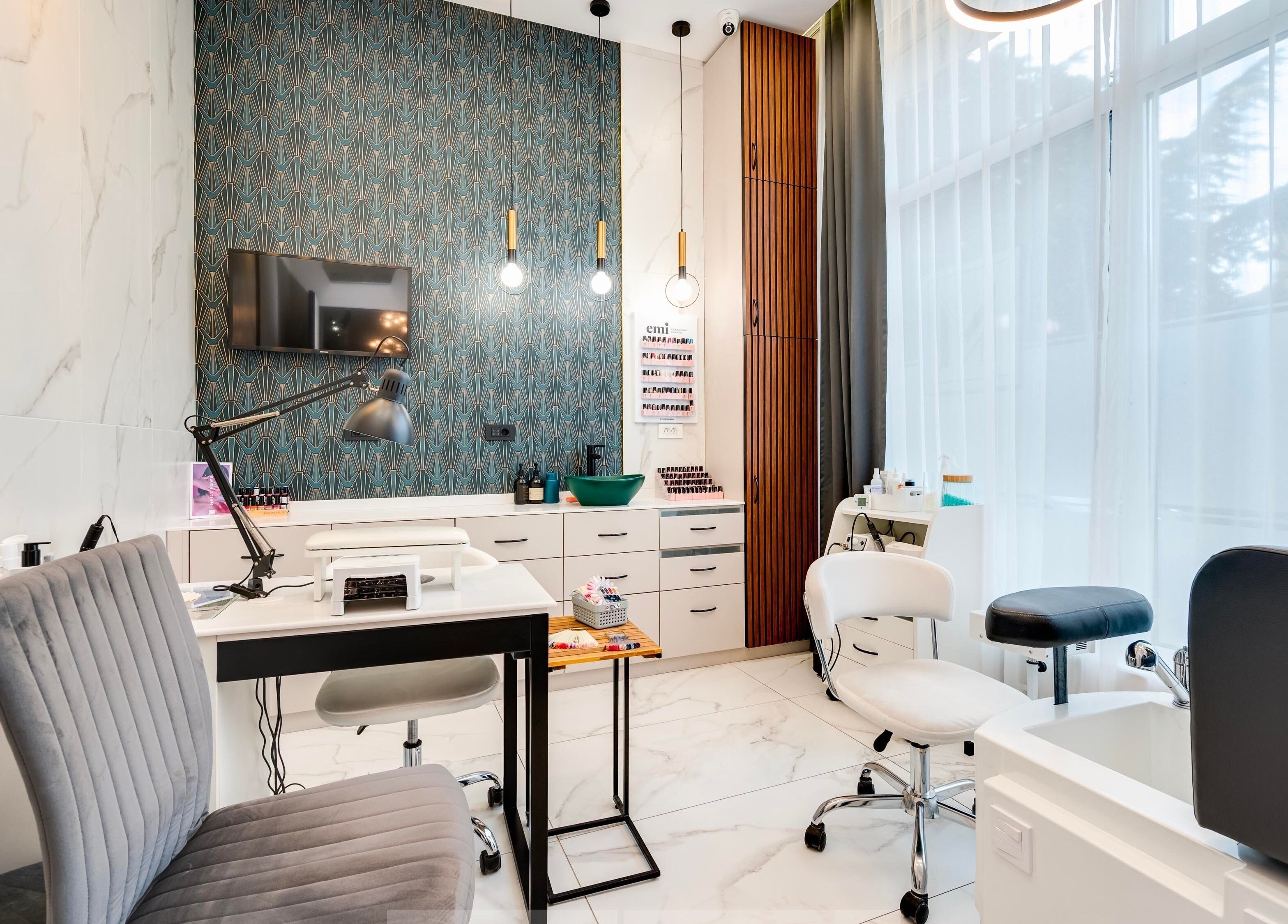 Светъл и модерен интериор на Mood Nail Lounge във Варна, Varna, BG.