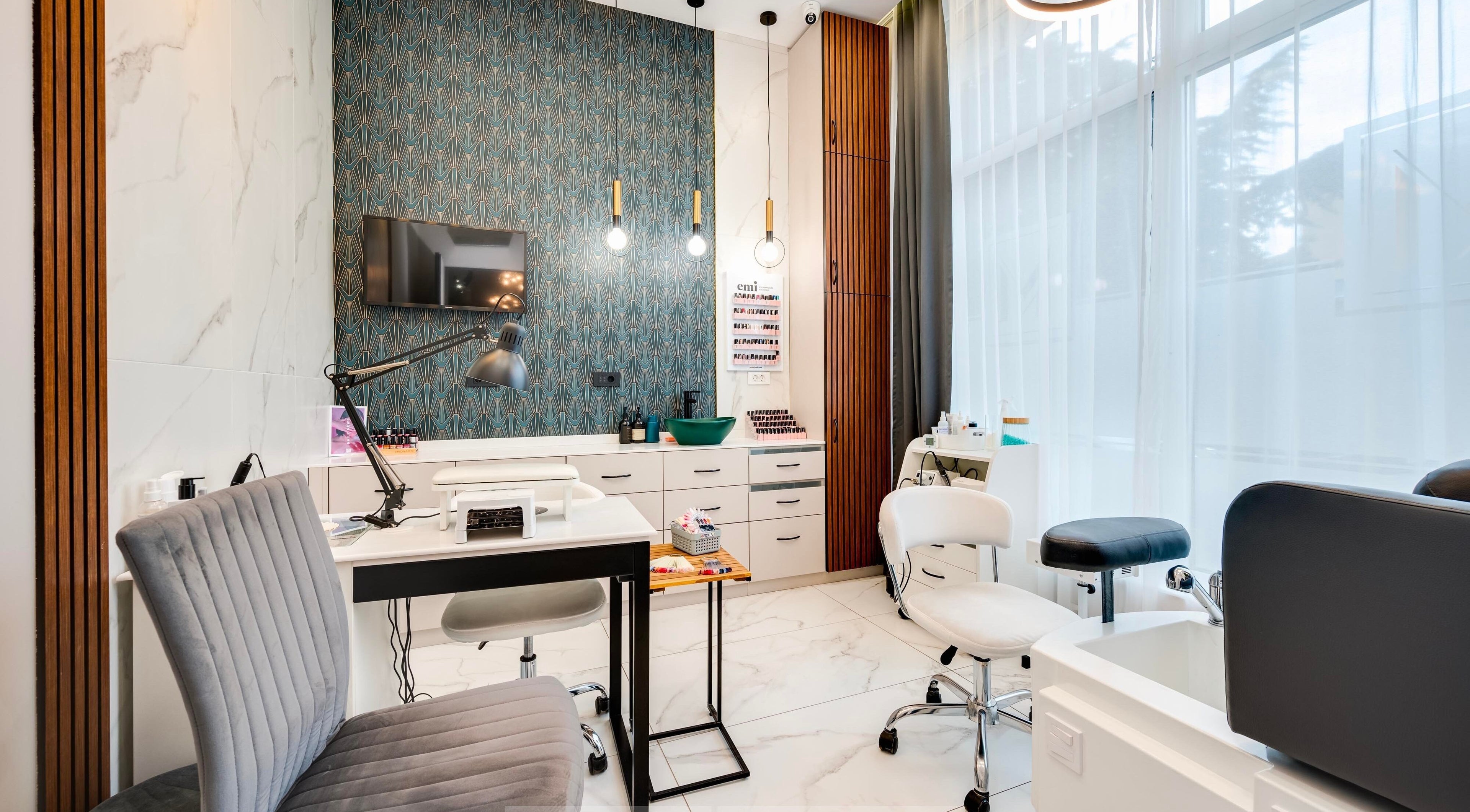 Светъл и модерен интериор на Mood Nail Lounge във Варна, Varna, BG.