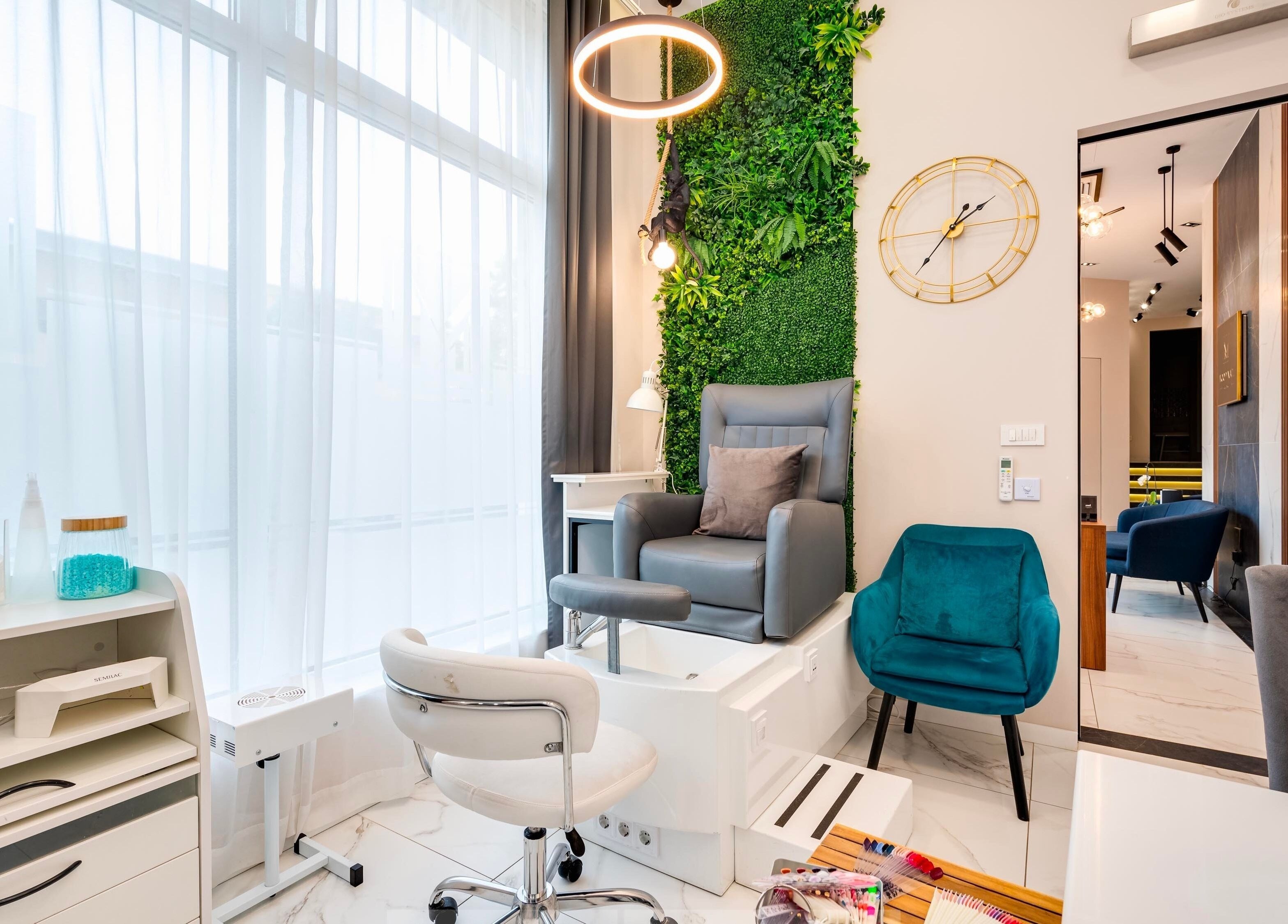 Елегантен интериор в Mood Nail Lounge, Варна, Varna, BG, с модерен декор и уютни столове.