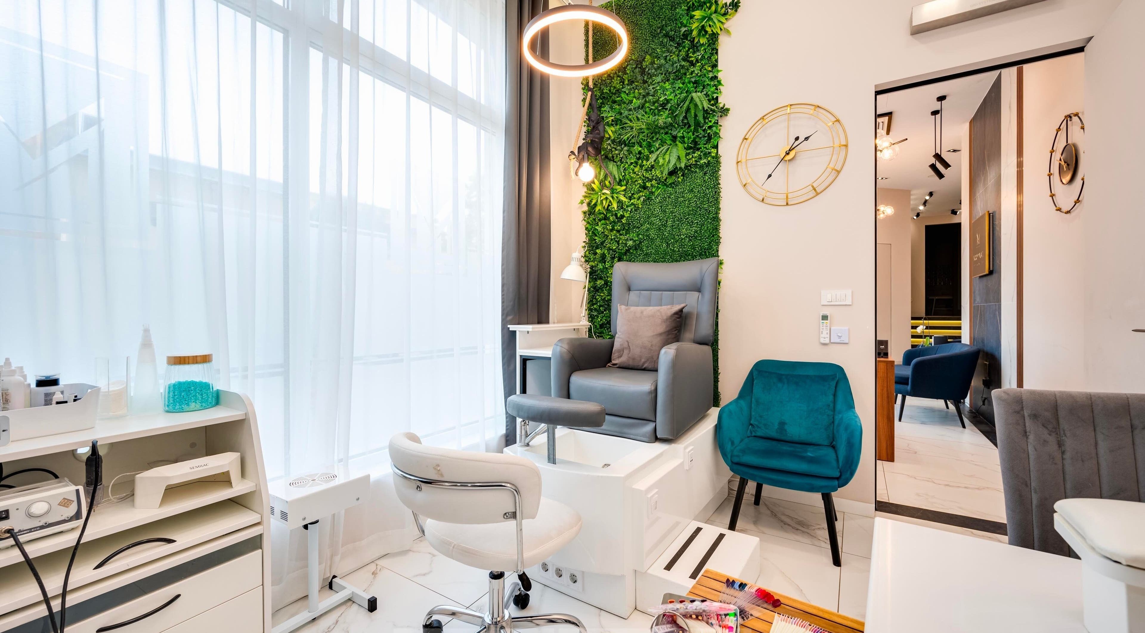 Елегантен интериор в Mood Nail Lounge, Варна, Varna, BG, с модерен декор и уютни столове.