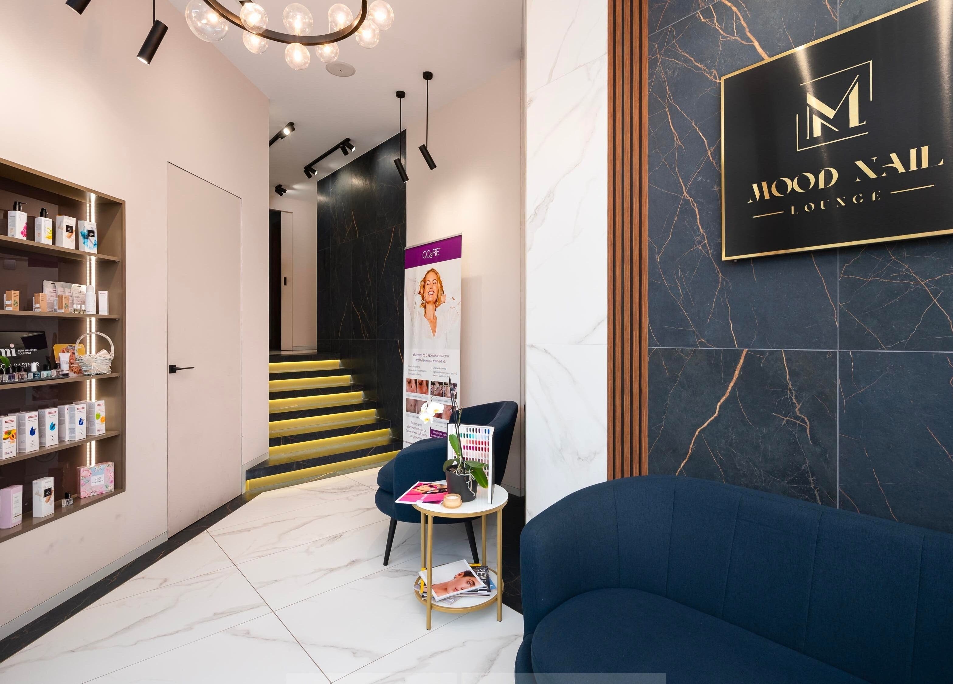 Луксозен интериор на Mood Nail Lounge, Варна, Varna, BG с модерни мебели и осветление.