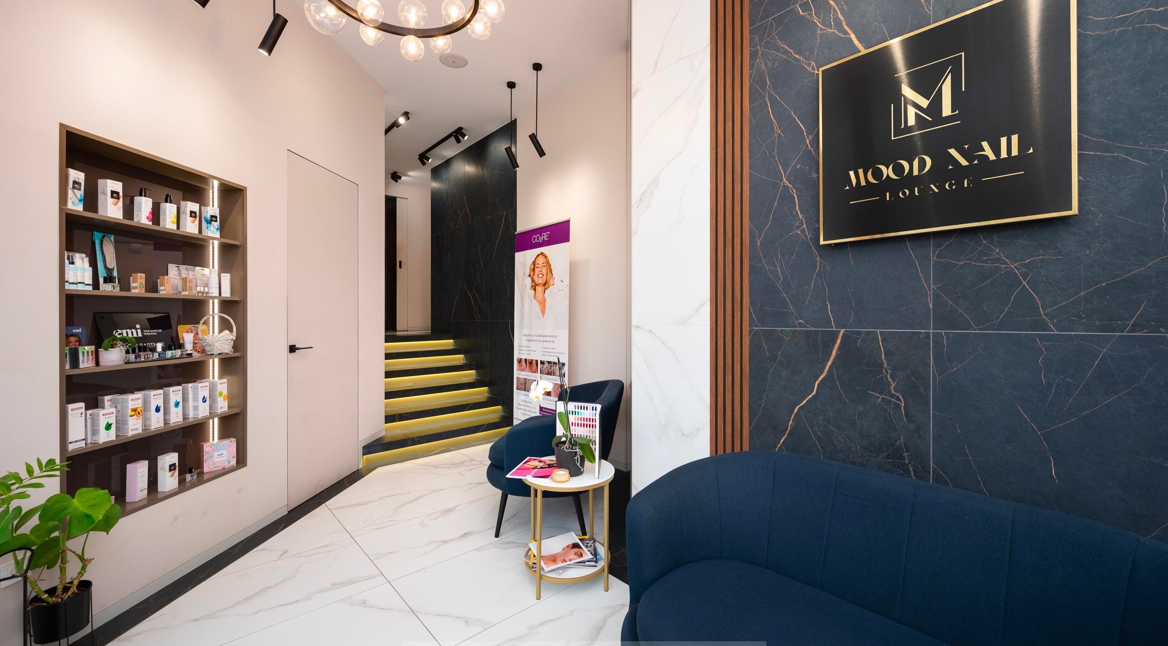 Луксозен интериор на Mood Nail Lounge, Варна, Varna, BG с модерни мебели и осветление.