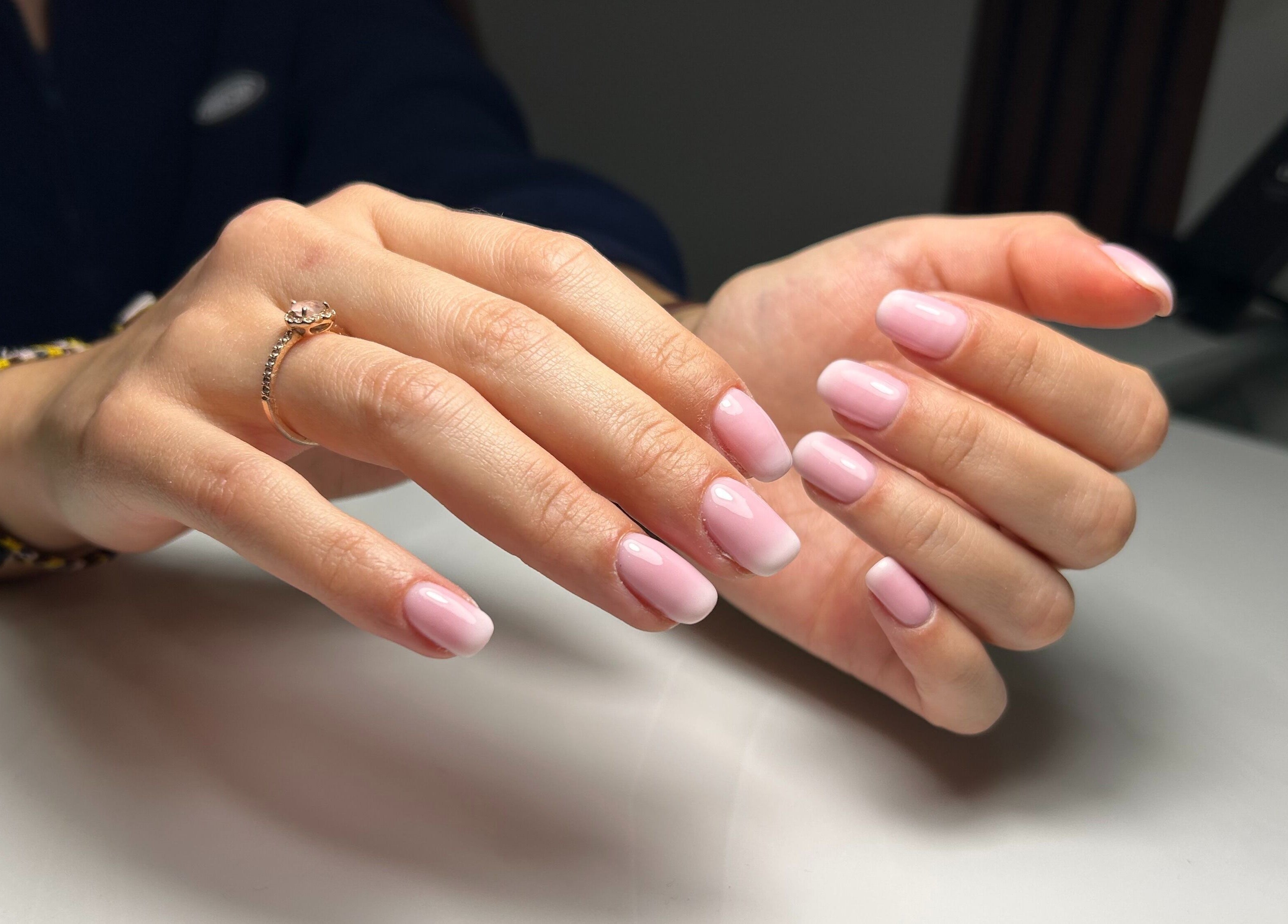 Красив розов маникюр в Mood Nail Lounge, Варна, Varna, BG.