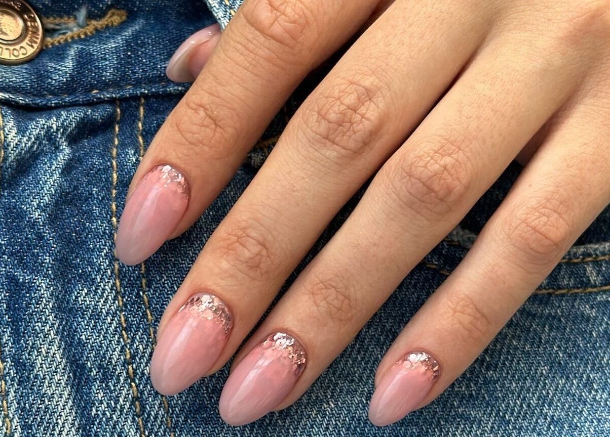 Бляскав розов маникюр в Mood Nail Lounge, Варна, Varna, BG.