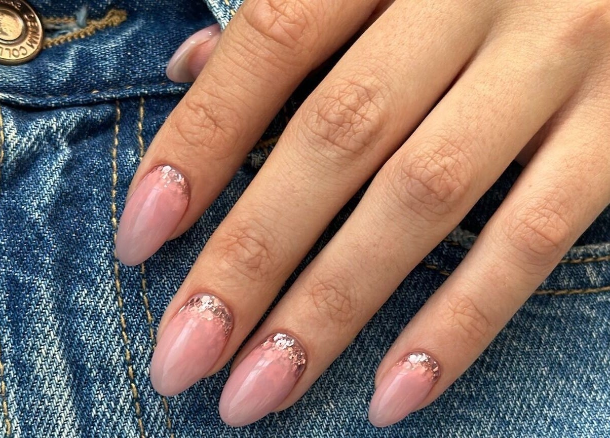 Бляскав розов маникюр в Mood Nail Lounge, Варна, Varna, BG.