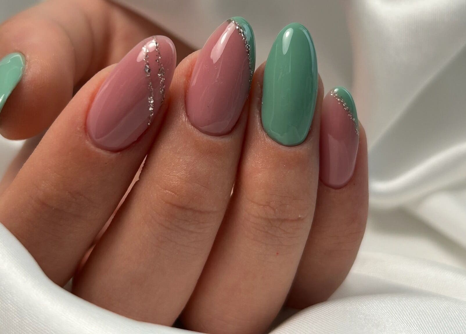 Елегантно гел-маникюр в Mood Nail Lounge, Варна, Varna, BG с розово и зелено ивици.