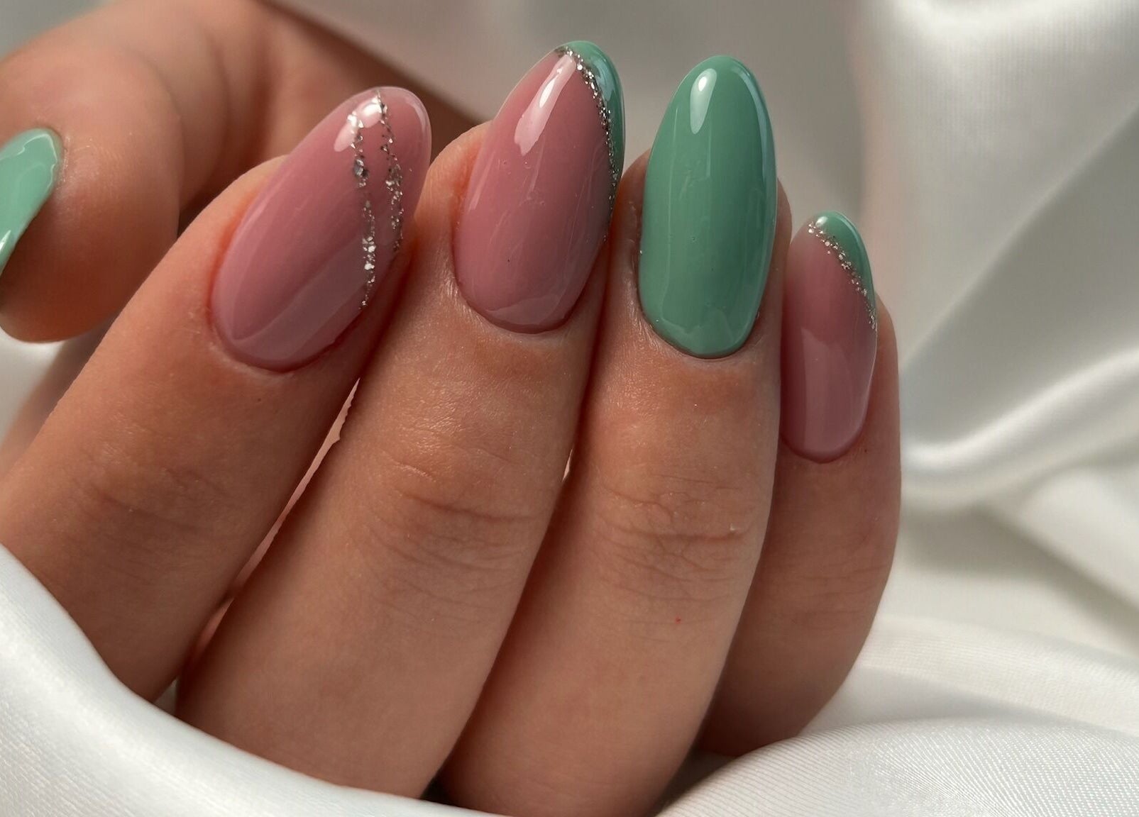 Елегантно гел-маникюр в Mood Nail Lounge, Варна, Varna, BG с розово и зелено ивици.