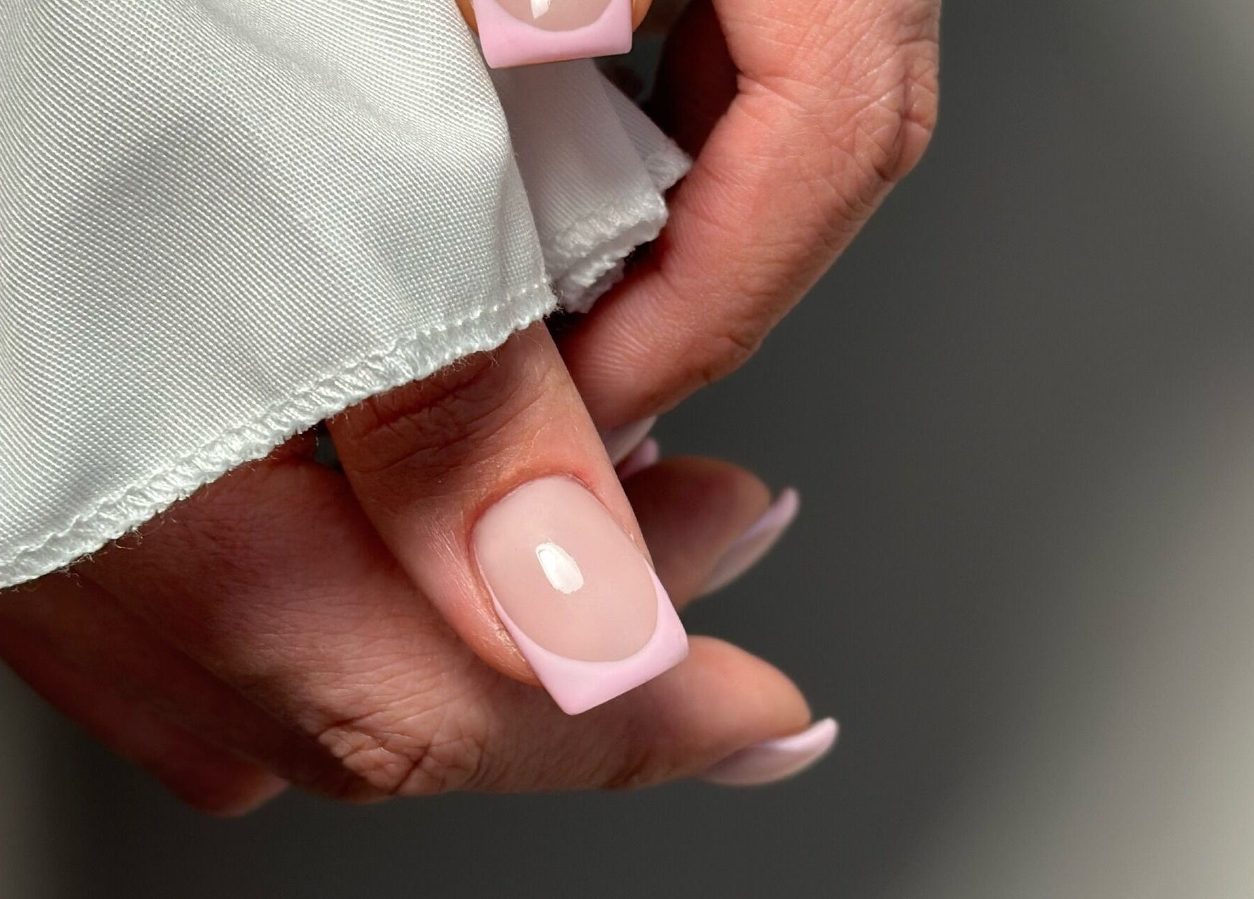 Изискан френч маникюр в Mood Nail Lounge, Варна, Varna, BG. Ръце с елегантно изваяни нокти.