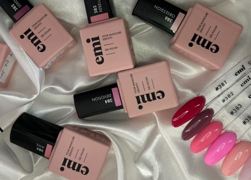 Колекция лакове за нокти в Mood Nail Lounge, Варна, Varna, BG, върху сатенен фон.