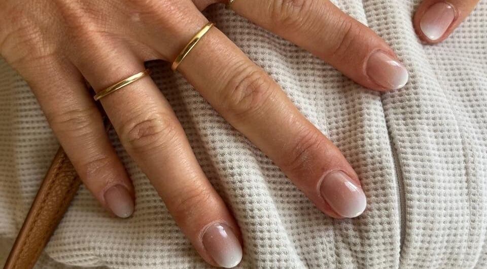 Uñas naturales con esmalte suave en Cactus Lomas, Ciudad De México, Ciudad De México, MX.