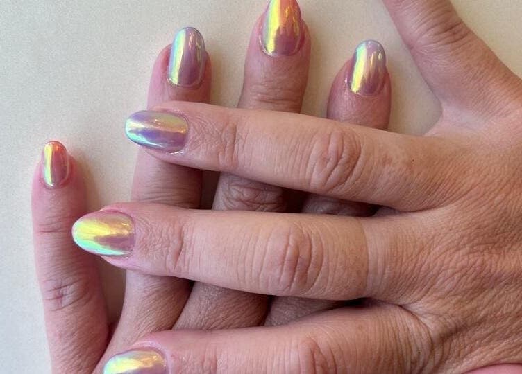 Uñas iridiscentes en Cactus Lomas, Ciudad De México, MX, mostrando un acabado brillante y moderno.
