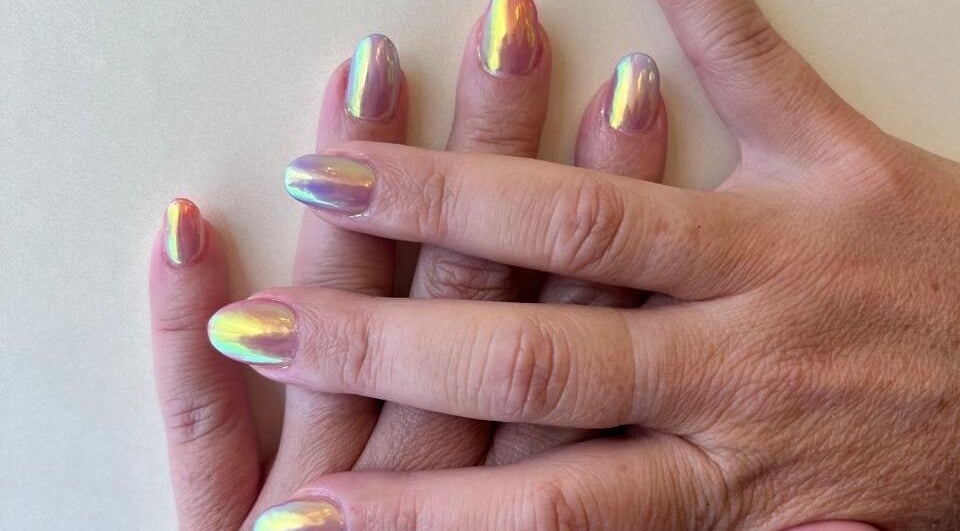 Uñas iridiscentes en Cactus Lomas, Ciudad De México, MX, mostrando un acabado brillante y moderno.