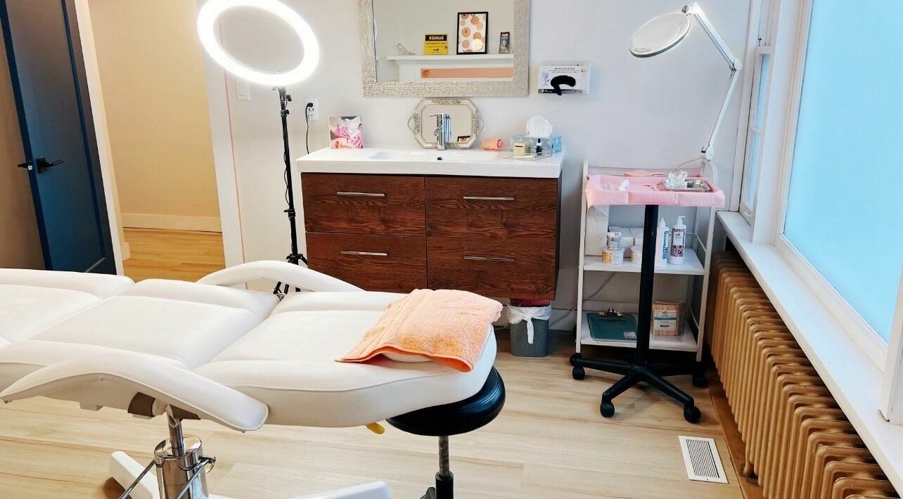 Relaxing treatment room at Peach Pit Beauty Hub, Waterloo, Ontario, CA with modern decor and equipment.