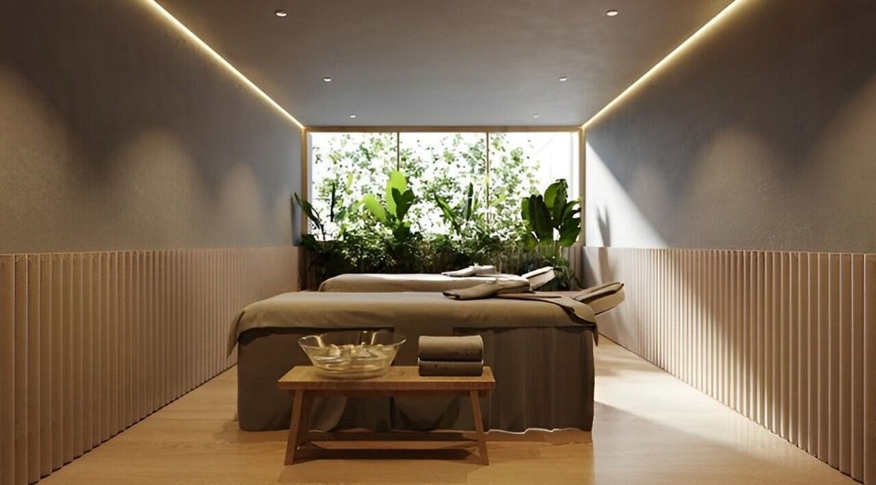 Relaxing spa room at Mahai.Wellness & Spa, Medellín, Antioquia, CO with cozy beds and lush greenery.