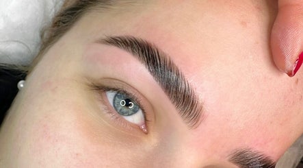 The Lash and Brow Specialist at Glow On Collins. Bild 3