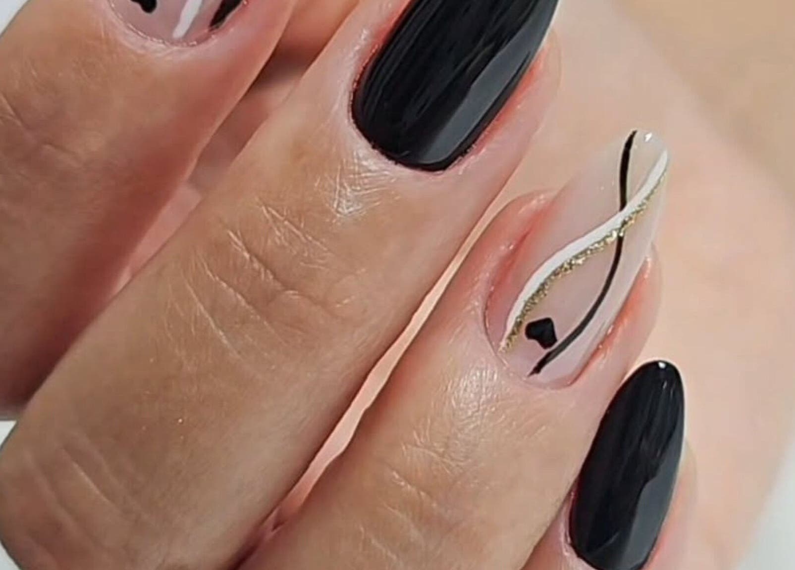 Design de unhas preto e dourado no Gata Pintada, São Paulo, São Paulo, BR.