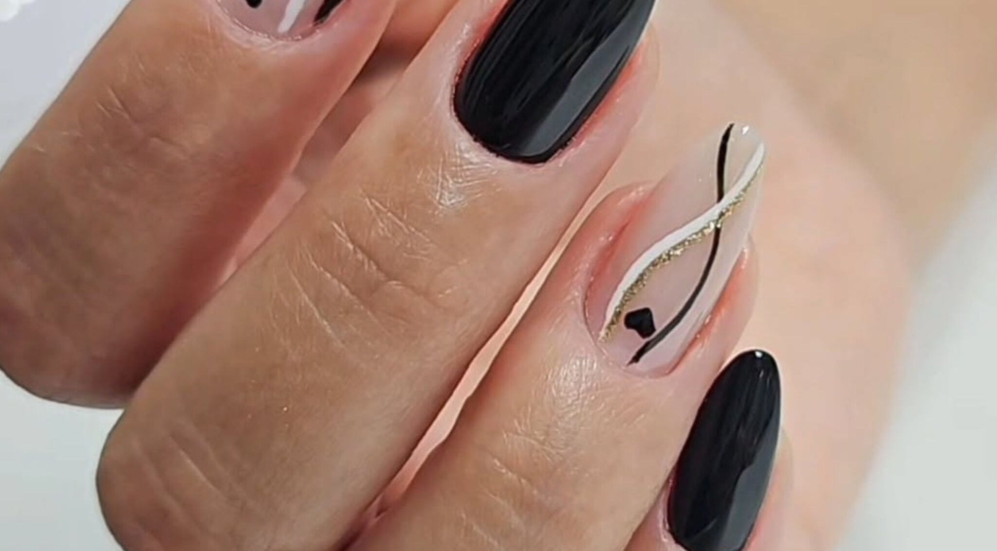 Design de unhas preto e dourado no Gata Pintada, São Paulo, São Paulo, BR.