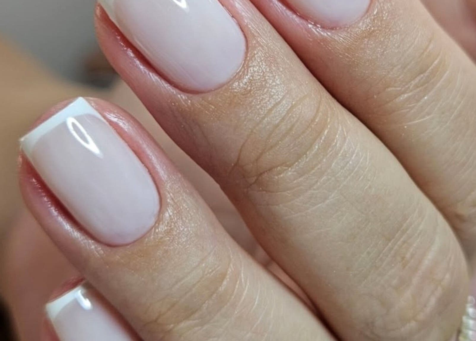 Unhas francesinhas em Gata Pintada, São Paulo, São Paulo, BR, destacando elegância e estilo sofisticado.