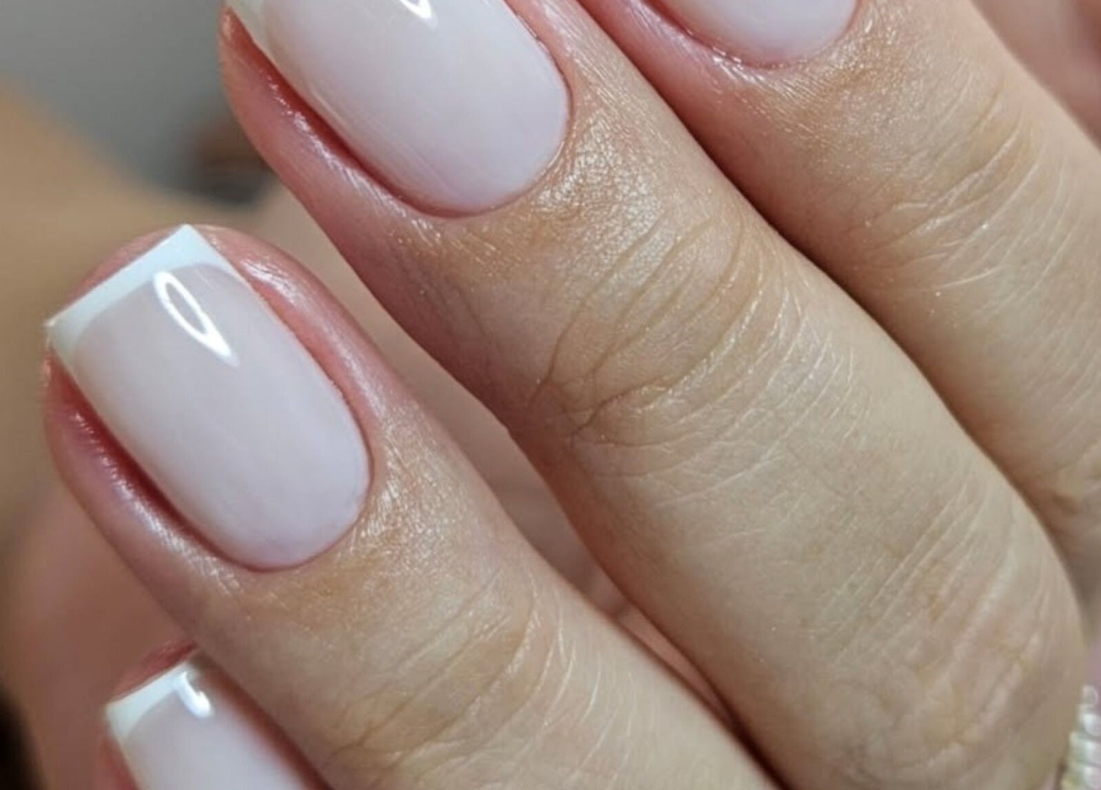 Unhas francesinhas em Gata Pintada, São Paulo, São Paulo, BR, destacando elegância e estilo sofisticado.