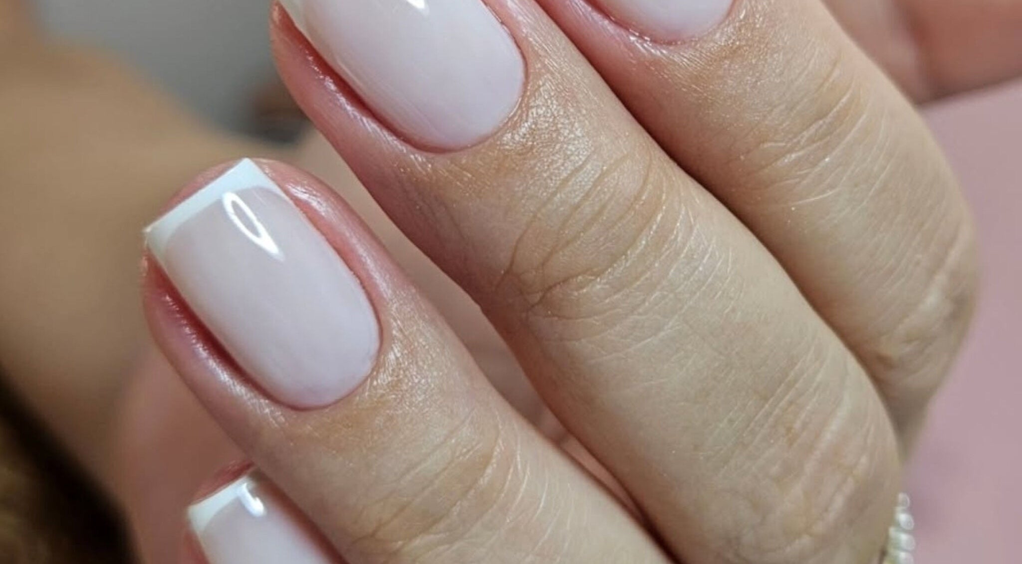 Unhas francesinhas em Gata Pintada, São Paulo, São Paulo, BR, destacando elegância e estilo sofisticado.