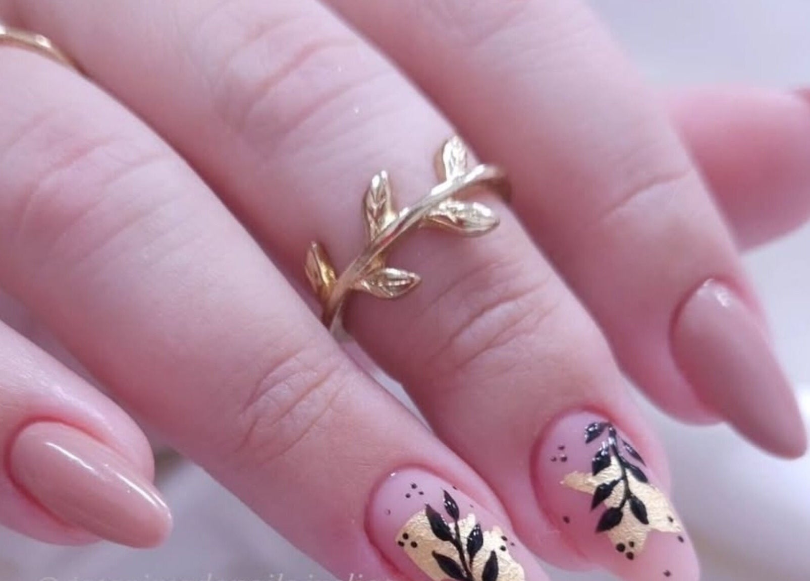 Unhas decoradas com detalhes dourados e pretos no Gata Pintada, São Paulo, São Paulo, BR.