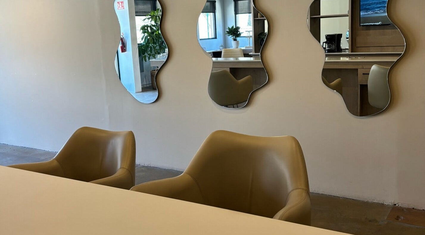 Espejos modernos en Mare Drybar, Ensenada, Baja California, MX, crean un ambiente sofisticado.
