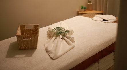 Massage table adorned with a leaf at Thanwa Thai Massage, Melbourne, Victoria, AU, offering a calming ambiance.