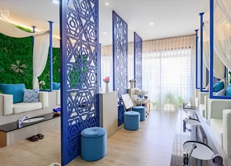 Apsara Spa in Tambon Choeng Thale, Phuket: serene treatment area with blue and white decor.