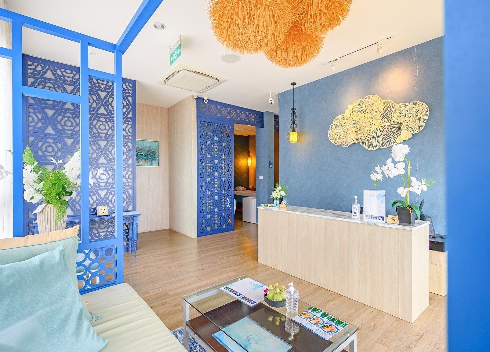 Relaxing interior of Apsara Spa, Tambon Choeng Thale, Phuket, TH with soothing blue decor and elegant florals.