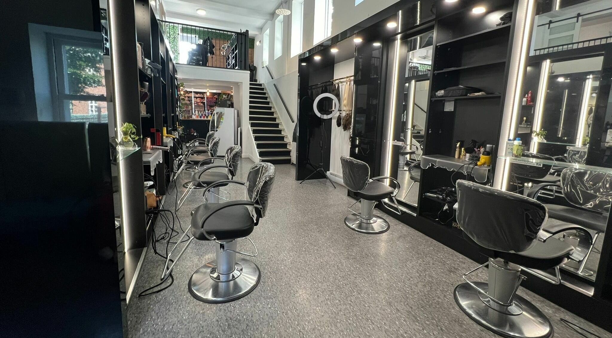 Intérieur élégant du salon Estilo Coiffure à Québec, Québec, CA, avec sièges modernes et escaliers.