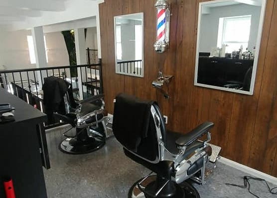 Intérieur chic de Estilo Coiffure à Québec, QC, avec fauteuils de coiffure modernes et ambiance chaleureuse.