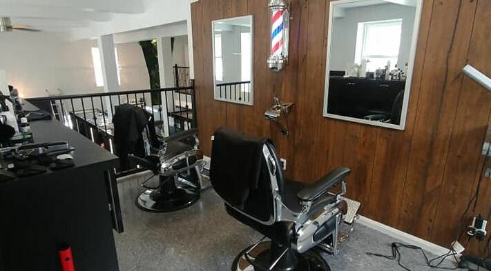 Intérieur chic de Estilo Coiffure à Québec, QC, avec fauteuils de coiffure modernes et ambiance chaleureuse.