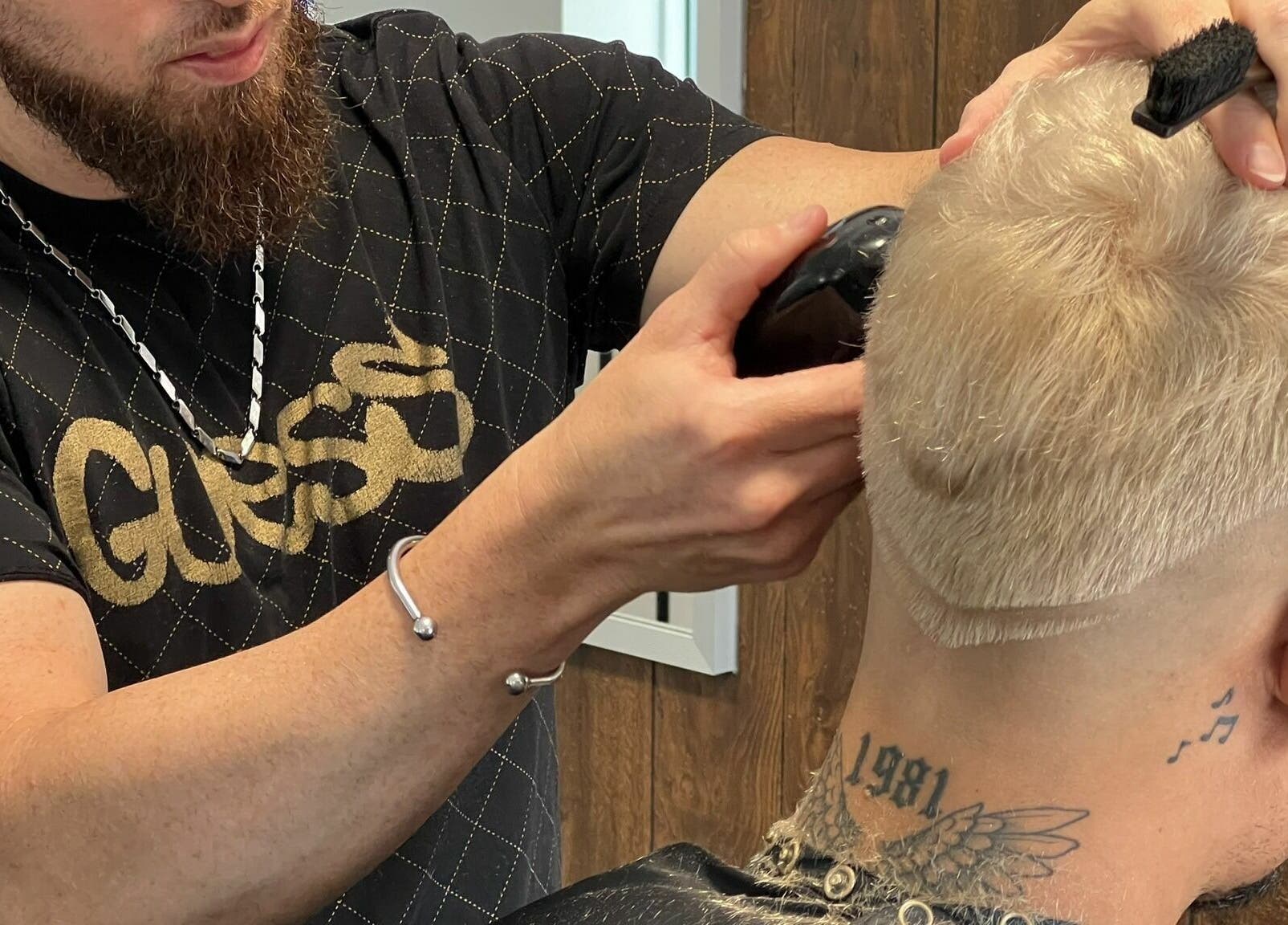 Coupe de cheveux moderne chez Estilo Coiffure, Québec, Québec, CA, avec des techniques de stylisation avancées.