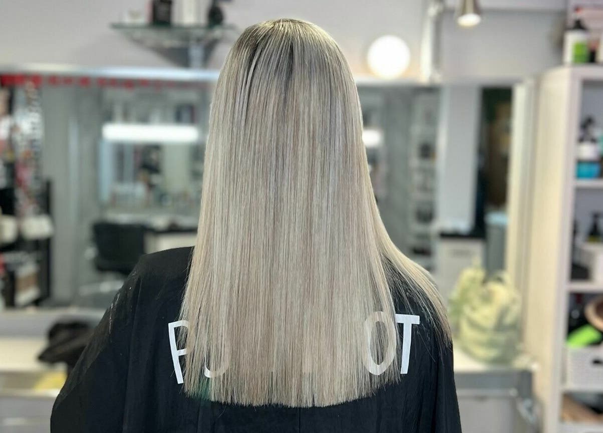 Cheveux lisses et blonds au salon Estilo Coiffure, Québec, Québec, CA.