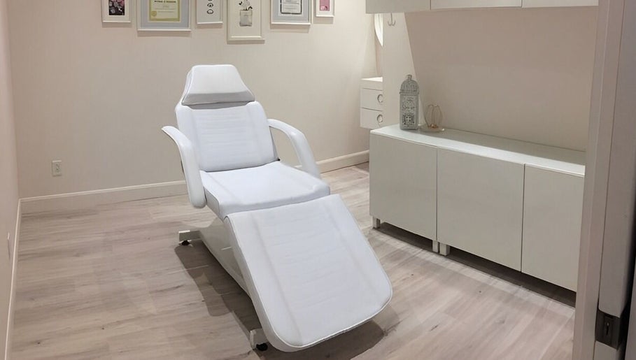Fauteuil de soin blanc moderne chez Addiction Santé Beauté, Blainville, Québec, CA.