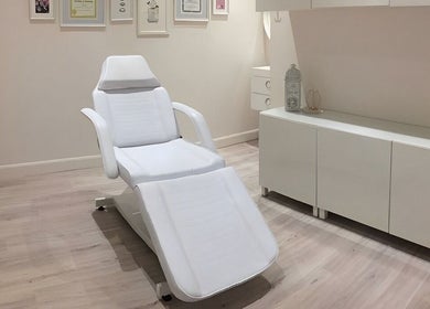 Fauteuil de soin blanc moderne chez Addiction Santé Beauté, Blainville, Québec, CA.
