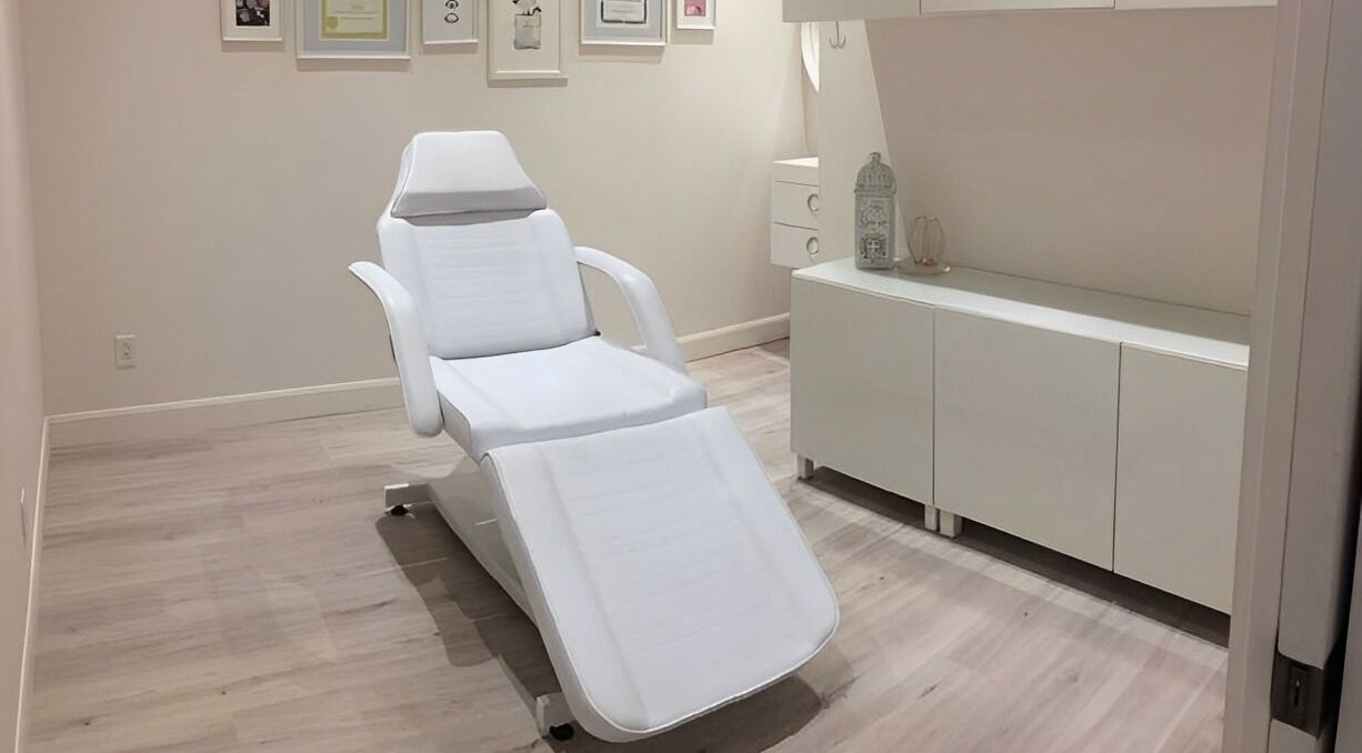 Fauteuil de soin blanc moderne chez Addiction Santé Beauté, Blainville, Québec, CA.