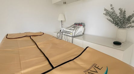 Salle de traitement moderne à Addiction Santé Beauté, Blainville, Québec, CA, équipée de technologies avancées.