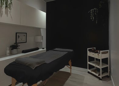 Salle de massage confortable à Addiction Santé Beauté, Blainville, Québec, CA, ambiance relaxante et moderne.
