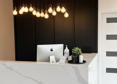 Réception moderne à Addiction Santé Beauté, Blainville, Québec, CA avec éclairage élégant et décoration soignée.