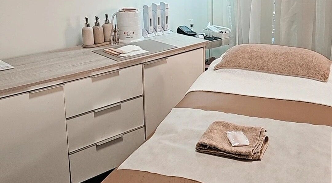 Relaxing spa room at Beauty Habitz Salon, Parkwood, Queensland, AU, with a cozy bed and soothing decor.