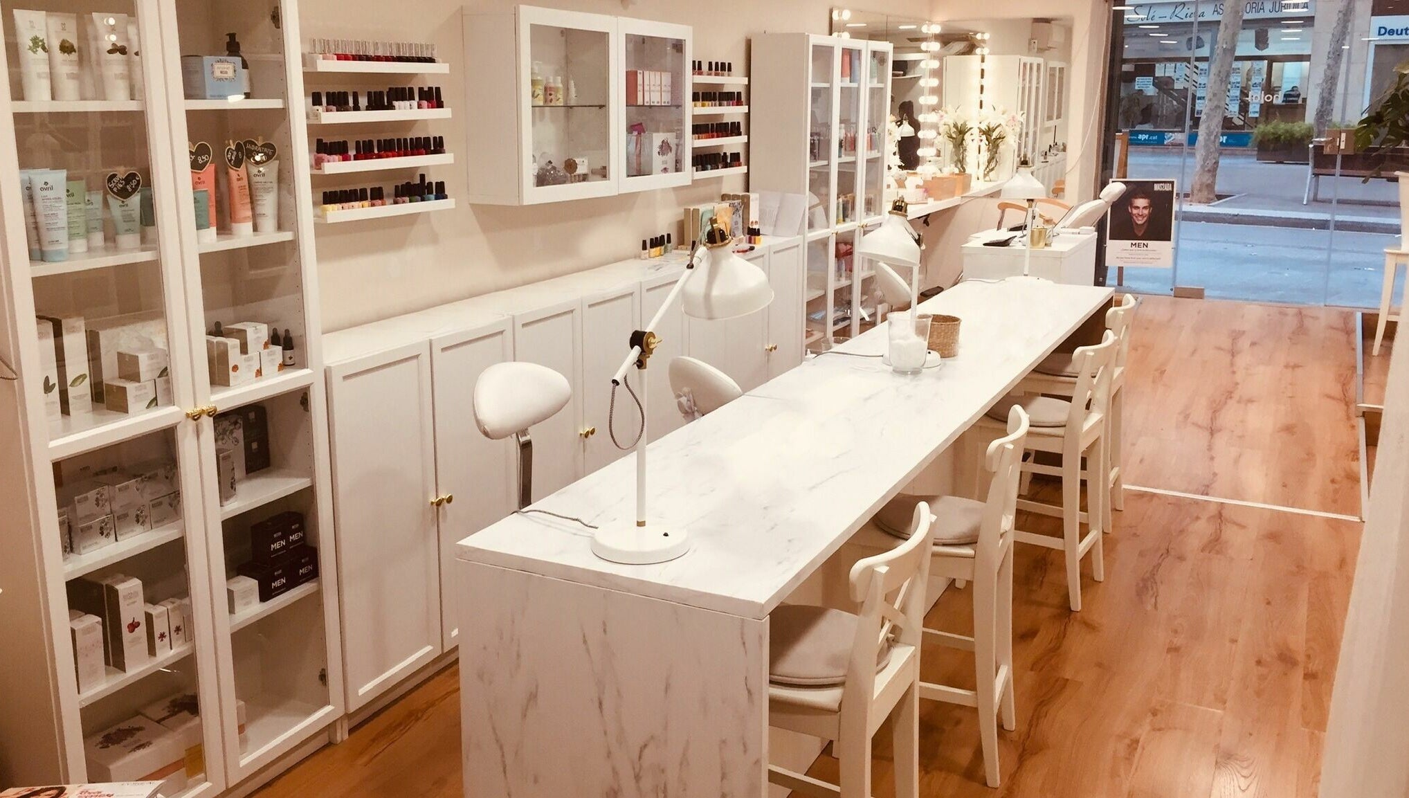 Interior del Aloha Beauty Clinic Poblenou en Barcelona, Catalunya, ES con mostrador y productos de belleza.