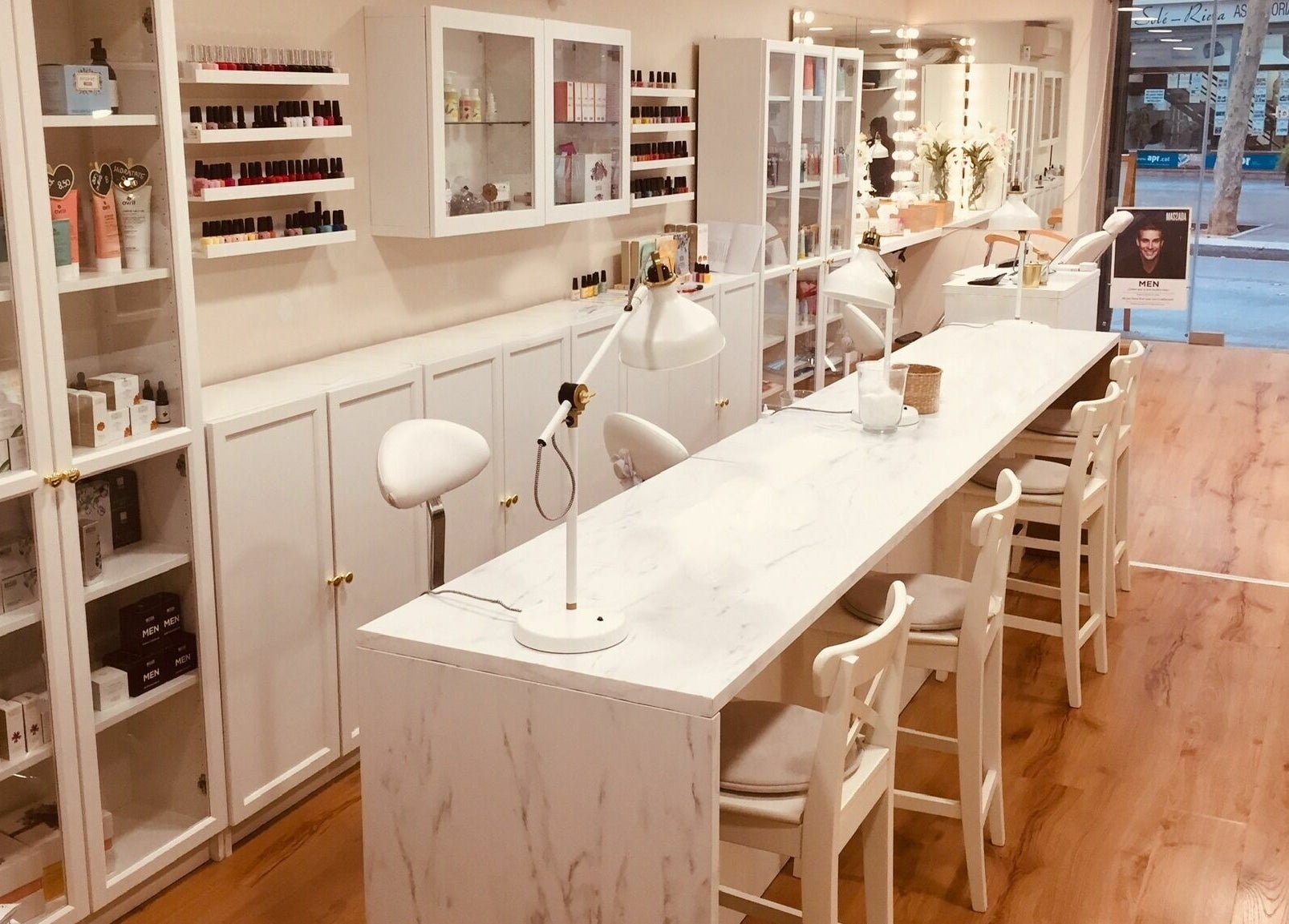 Interior del Aloha Beauty Clinic Poblenou en Barcelona, Catalunya, ES con mostrador y productos de belleza.