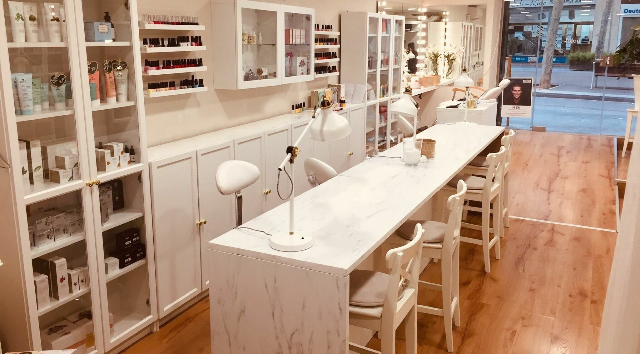 Interior del Aloha Beauty Clinic Poblenou en Barcelona, Catalunya, ES con mostrador y productos de belleza.