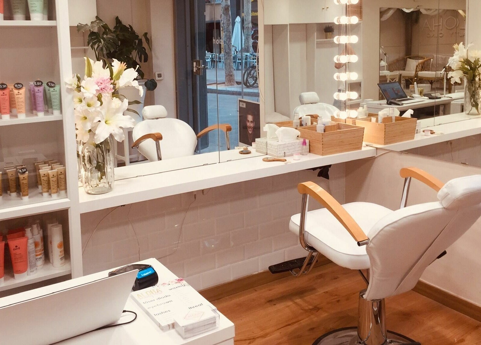 Interior moderno de Aloha Beauty Clinic Poblenou, Barcelona, Catalunya, ES, con silla y espejo iluminado.