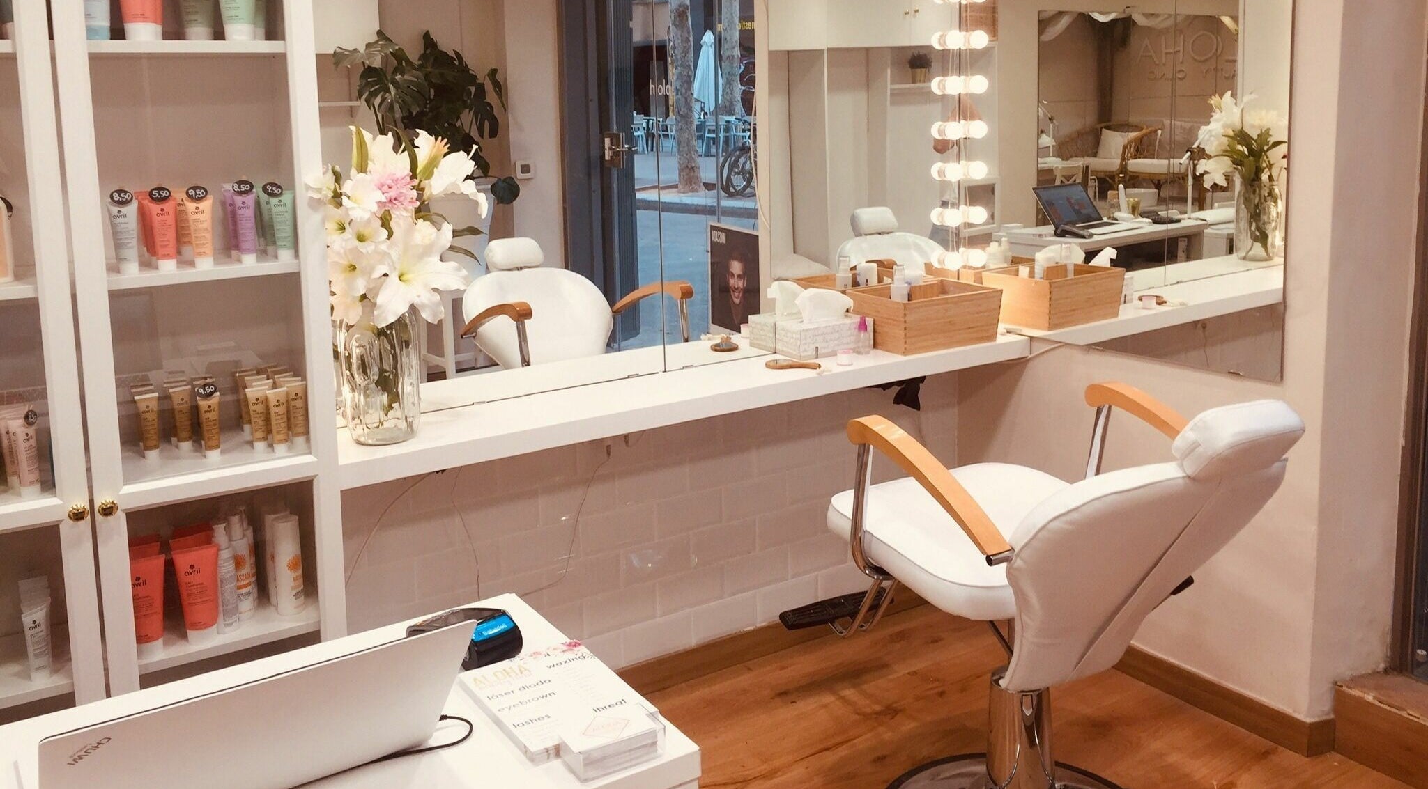 Interior moderno de Aloha Beauty Clinic Poblenou, Barcelona, Catalunya, ES, con silla y espejo iluminado.