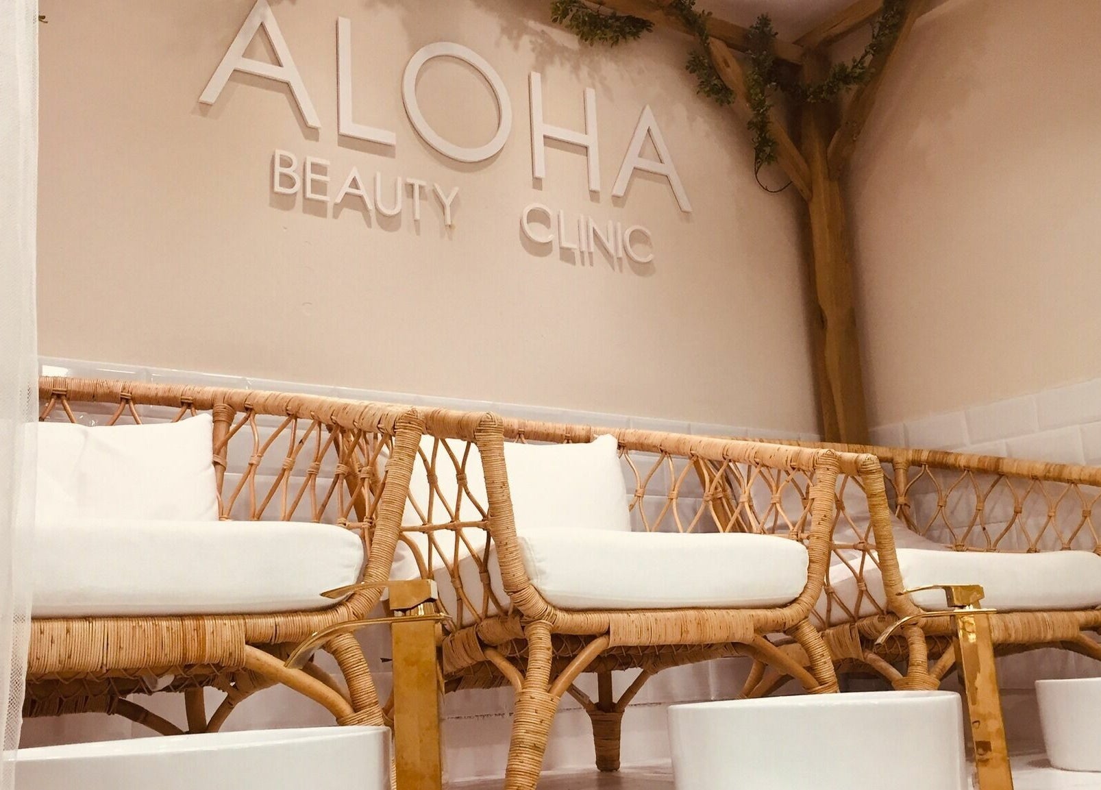 Sillas de mimbre en Aloha Beauty Clinic Poblenou, Barcelona, Catalunya, ES.