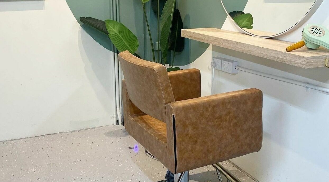 Contemporary salon chair in Harris and Co., Burleigh Heads, Queensland, AU, with a stylish mirror and plant decor.